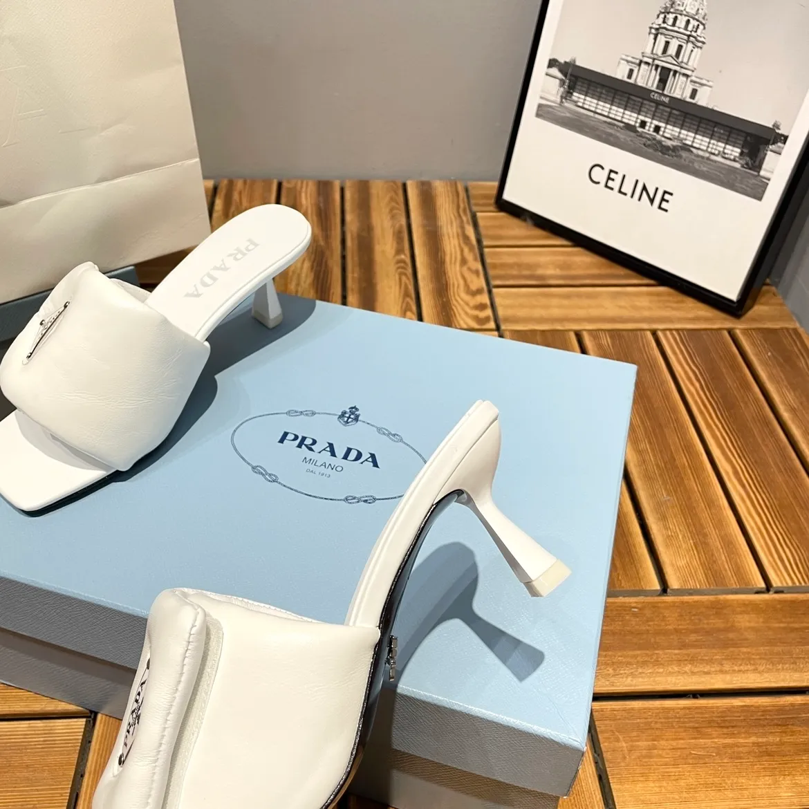 👟👟Ex-factory price 380👟👟 Prada/Prada 2023ss makes its debut🌟High-heeled square-toed slippers, triangular classic LOGO. 💥presents a classic silhouette. No matter what situation you face, the home court belongs only to you! 💪🏻 Fabric: Open edge beads, sheepskin lining, original Italian leather outsole Heel height: 6.5cm Code number: 35-39 (40 custom made, non-refundable)